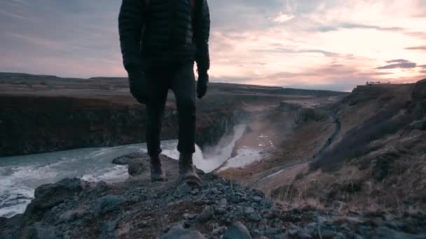 Tracking Shot Young Man Hiking Rocky Ledge Gullfoss Waterfall Iceland — Vídeo de stock