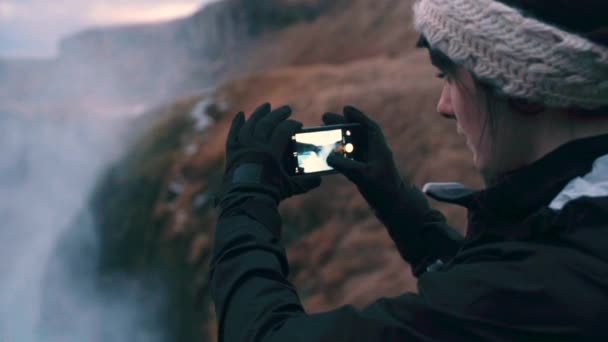 Gullfoss Şelalesi Zlanda Cep Telefonuyla Fotoğraf Çeken Genç Bir Kadın — Stok video