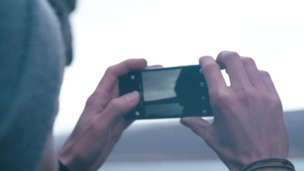 Крупный План Молодого Человека Фотографирующего Мобильный Телефон Время Исследования Скалистой — стоковое видео