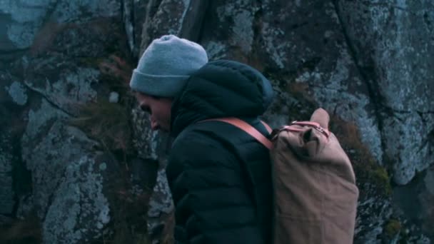 Jeune Homme Explorant Terrain Rocheux Près Une Rivière Islande — Video