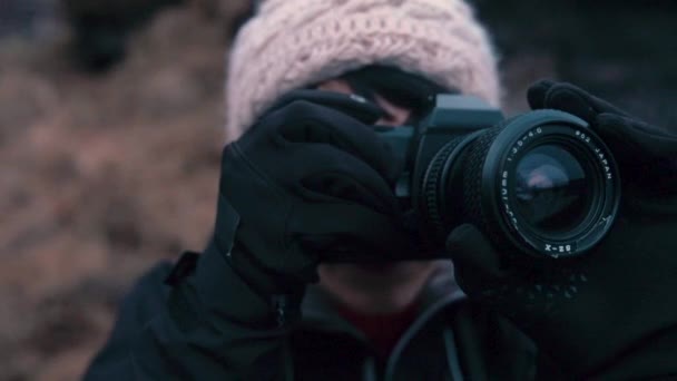 Jovem Mulher Tirando Fotos Com Uma Câmera Slr — Vídeo de Stock