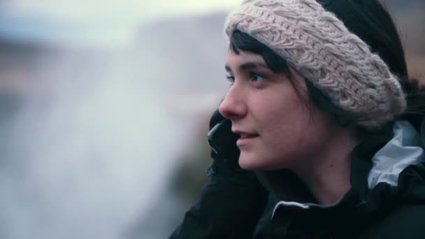 Gullfoss Şelalesi Zlanda Genç Bir Kadın Telefonda Konuşuyor — Stok video