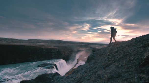 Młody Człowiek Wędrujący Zachodzie Słońca Przy Wodospadzie Gullfoss Islandia — Wideo stockowe
