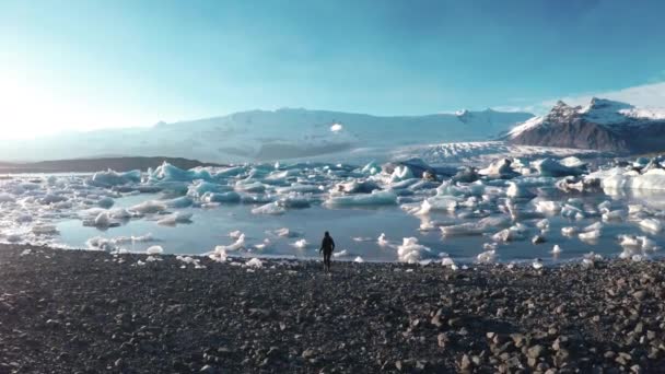 Drone Shot Young Woman Exploring Glacier Lagoon Jokulsarlon Islândia — Vídeo de Stock