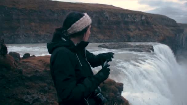 Gullfoss Şelalesi Zlanda Cep Telefonuyla Fotoğraf Çeken Genç Bir Kadın — Stok video