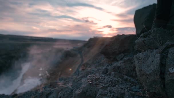 Giovane Uomo Che Cammina Lungo Una Sporgenza Rocciosa Che Domina — Video Stock