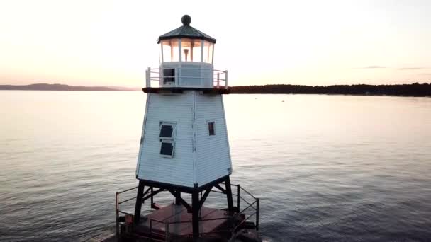 Champlain Gölü Ndeki Bir Fenerin Yukarı Doğru Yavaşça Kayan Görüntüsü — Stok video