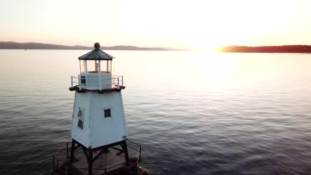 Gün Batımında Deniz Fenerinin Etrafında Dalgalanan Suyun Görüntüsü — Stok video