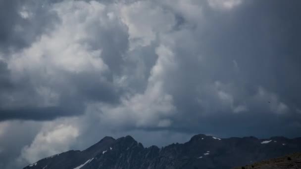 コロラド州サミット郡ゴアの範囲をすばやく移動する雲 — ストック動画