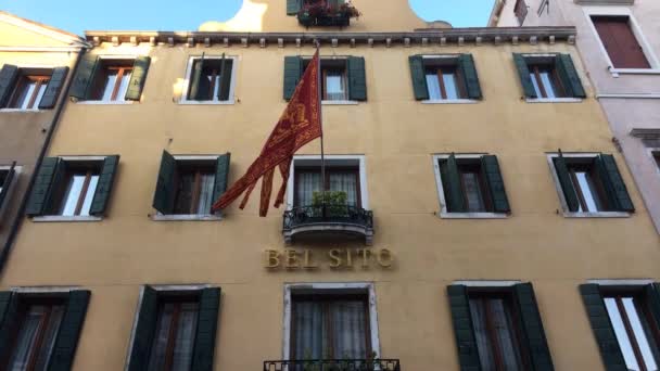 Hotel Flag Φυσάει Στον Άνεμο Στη Βενετία Ιταλία — Αρχείο Βίντεο