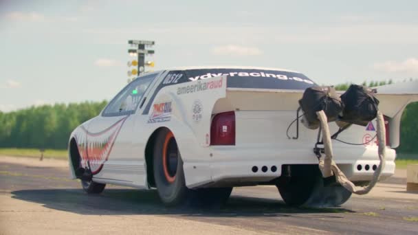 Coche Blanco Despega Por Tira Arrastre Pierde Una Nube Humo — Vídeo de stock