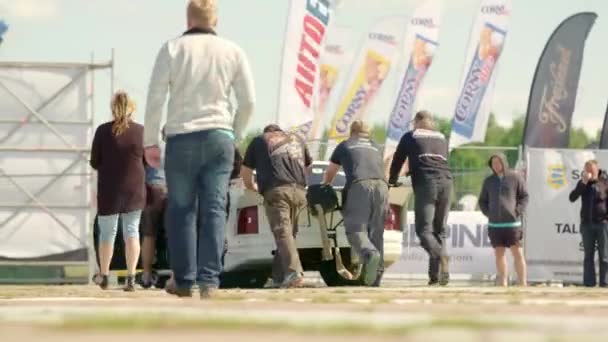 Tripulação Empurrando Carro Corrida Branco Para Boxes Para Reparação — Vídeo de Stock