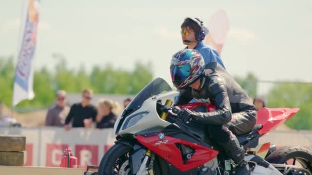 Motocicleta Leva Baixo Tira Arrasto — Vídeo de Stock