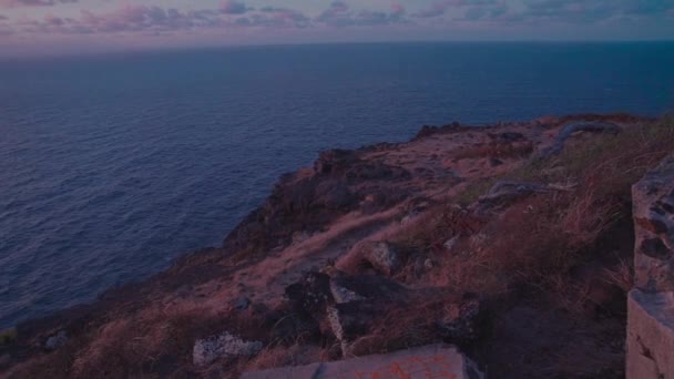 Pan Shot Van Cliff Water Bij Makapuu Lighthouse — Stockvideo