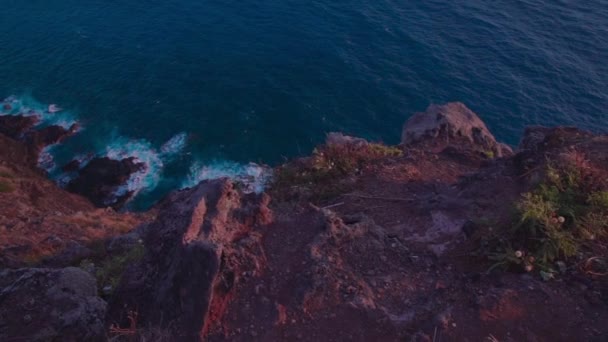 Pan Shot Acantilado Agua Faro Makapuu — Vídeos de Stock