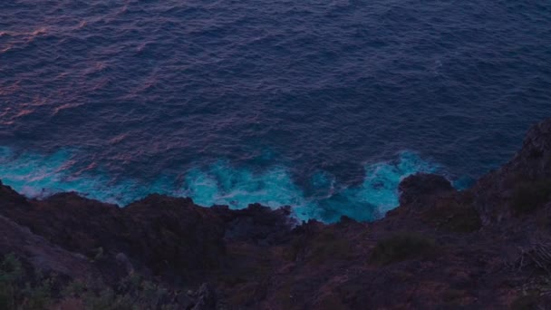 Pan Shot Cliff Water Makapuu Világítótoronynál — Stock videók