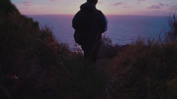 Tracking Shot Teen Walking Makapuu Lighthouse Trail — Stock Video