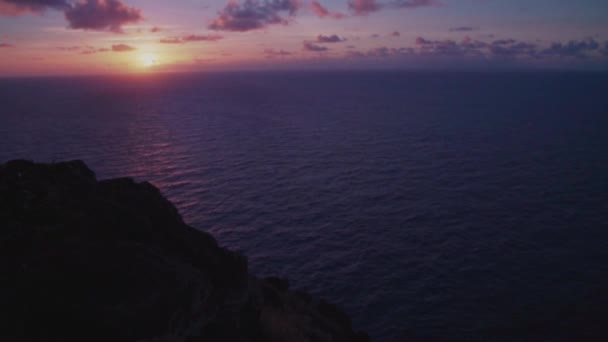 Pan Shot Von Klippe Und Wasser Leuchtturm Von Makapuu — Stockvideo