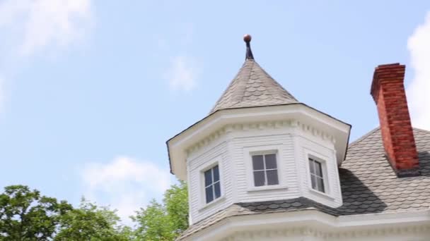 Μεσαία Βολή Panning Όλη Την Όμορφη Victorian Σπίτι Και Χώρο — Αρχείο Βίντεο