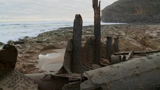 Primo Piano Una Nave Naufragare Detriti Arrugginiti Una Spiaggia Rocciosa — Video Stock