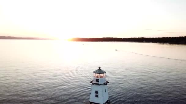 Båt Som Seglar Förbi Fyr Vid Solnedgången Burlington Vermont Waterfront — Stockvideo