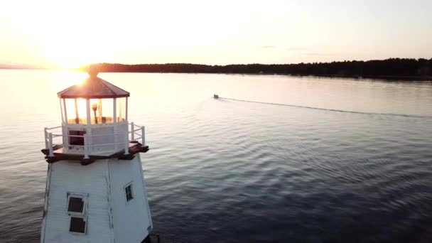 Båt Seglar Förbi Ett Ljust Hus Vid Solnedgången — Stockvideo