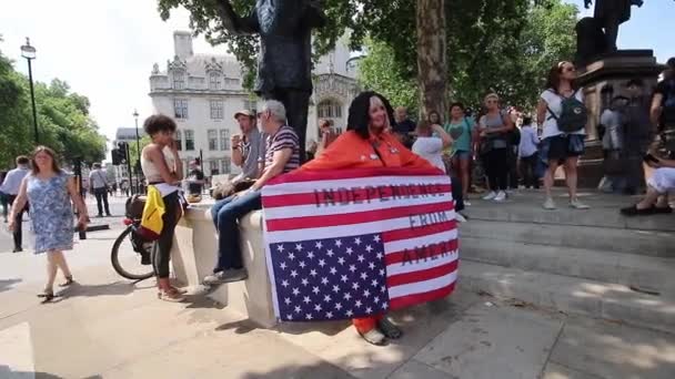 激进主义者 抗议特朗普总统在纳尔逊 曼德拉雕像前高举美国国旗访问伦敦 — 图库视频影像