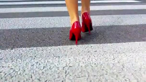 Kobieta Biznesu Pięknej Rasy Mieszanej Stopy Zasilania Spacer Ulicy Czerwone — Wideo stockowe