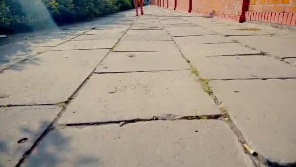 Aantrekkelijke Zakenvrouw Rode Hoge Hakken Wandelende Stad Steadicam Gestabiliseerd Schot — Stockvideo