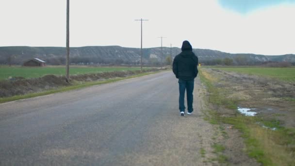 Seorang Pria Berjalan Sepanjang Jalan Damai Dan Cukup Tengah Tengah — Stok Video