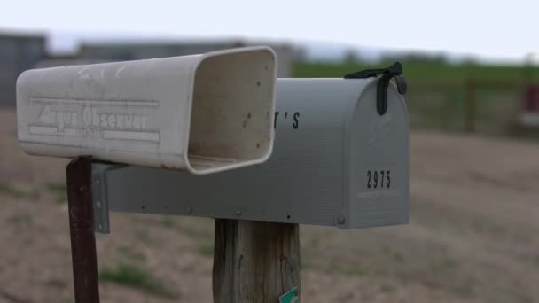 Jemand Öffnet Und Schließt Einem Düsteren Tag Einen Briefkasten — Stockvideo