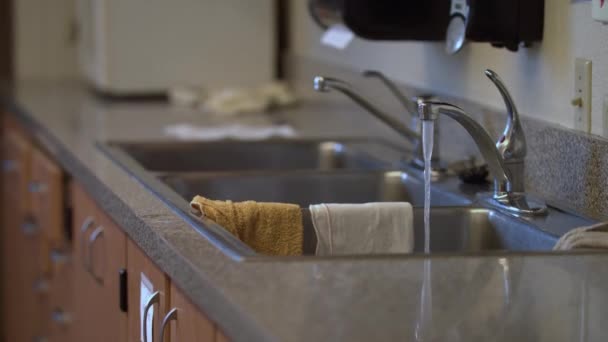 Wasser Läuft Durch Einen Offenen Wasserhahn Der Küche — Stockvideo