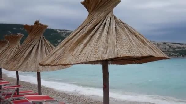 Filmato Ombrello Sulla Spiaggia — Video Stock