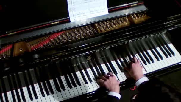 Мужчина Играет Рояле Steinway Школьном Концерте — стоковое видео