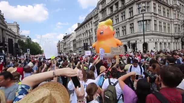 Massen Von Aktivisten Die Gegen Den Besuch Von Präsident Trump — Stockvideo