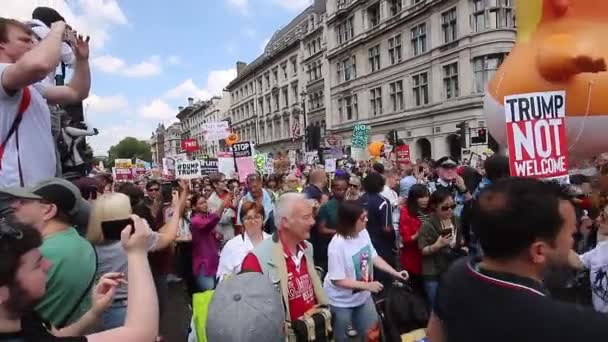 Tłumy Aktywistów Protestujących Przeciwko Wizycie Prezydenta Trumpa Londynie Maszerujących Małą — Wideo stockowe