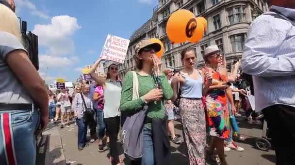 トランプ大統領に抗議する活動家の群衆は 小さなオレンジの気球の画像を行進し ロンドンへの訪問 — ストック動画