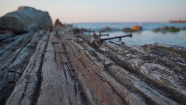 古い木製のデッキの沈没船とともにボケの背景 スローモーション — ストック動画