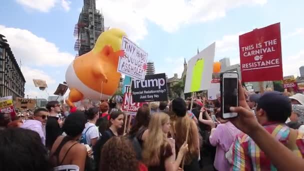 Crowds Activists Protesting President Trump Visit London Marching Small Orange — Stock Video