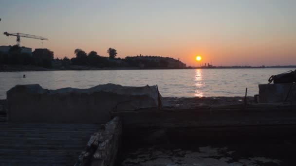 Homme Nageant Dans Mer Avec Coucher Soleil Sur Vieux Fort — Video