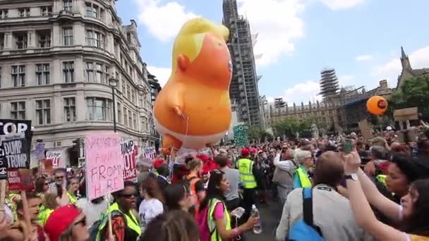 トランプ大統領に抗議する活動家の群衆は 小さなオレンジの気球の画像を行進し ロンドンへの訪問 — ストック動画