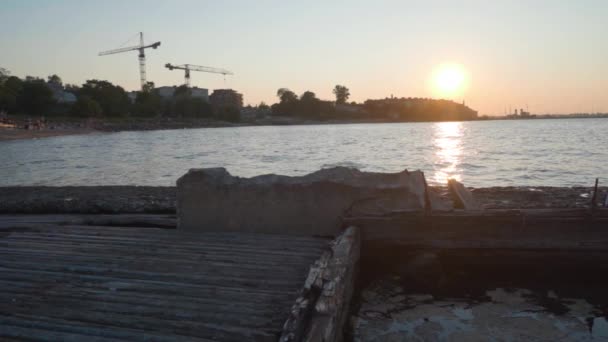 Zeitlupenaufnahme Des Sonnenuntergangs Von Einem Alten Schiffswrack Einem Kleinen Stadtstrand — Stockvideo