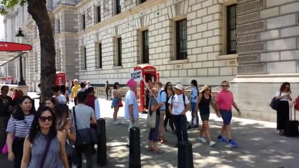 Manifestantes Whitehall Preparando Para Visita Presidente Trump — Vídeo de Stock