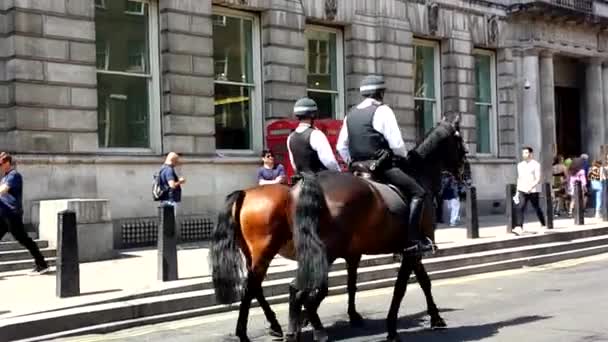 トランプ大統領の日のホワイトホールの騎馬警察 Visit London — ストック動画