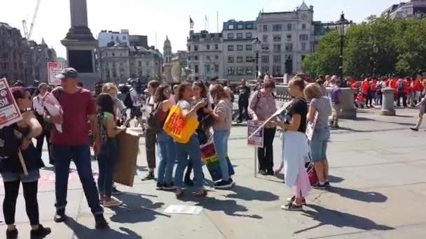 Demonstranten Verzamelen Zich Trafalgar Square Londen Klaar Maken Voor Het — Stockvideo