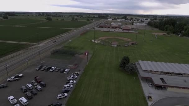 Αεροφωτογραφία Ενός Χώρου Στάθμευσης Αυτοκινήτων Γήπεδο Μπέιζμπολ Και Ανοιχτό Πράσινο — Αρχείο Βίντεο