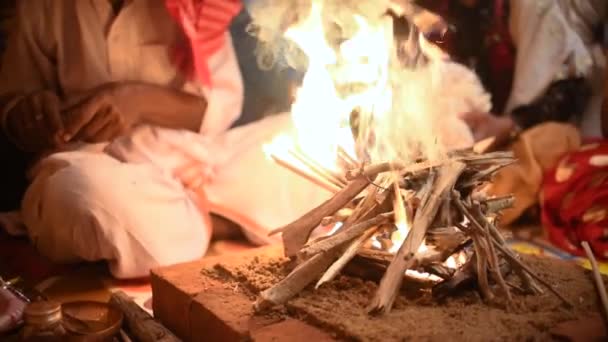 Πολύχρωμο Bengali Ινδική Γάμος Δίσκο Φωτιά Για Yagna Δεν Πρόσωπο — Αρχείο Βίντεο