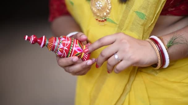 Uma Noiva Indiana Bengali Segurando Recipiente Sindur Auspicioso Sua Manhã — Vídeo de Stock