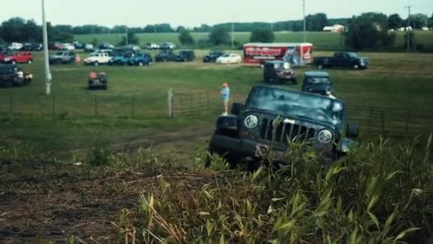 Schwarzer Geländewagen Fährt Schlammigen Hügel Hinauf — Stockvideo