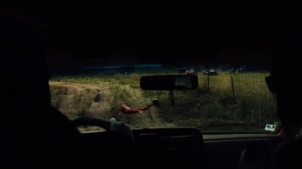 ミラーからぶら下がる何かで車内の視点から4Wdトラックの眺め — ストック動画